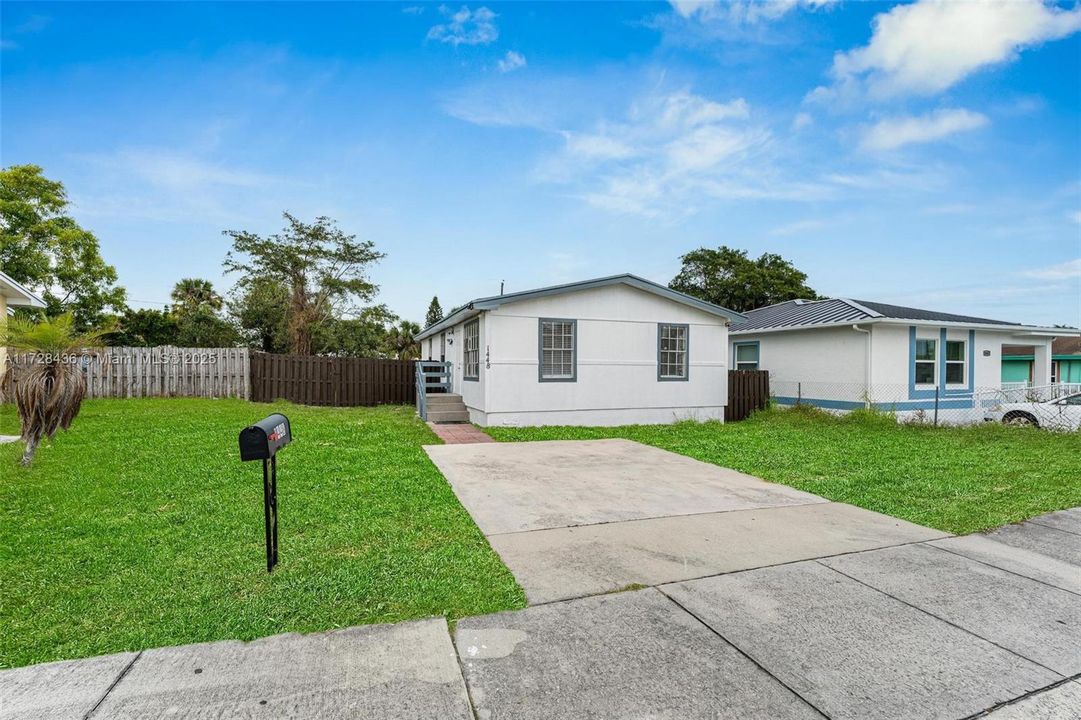 Под контрактом: $303,800 (3 спален, 1 ванн, 1008 Квадратных фут)