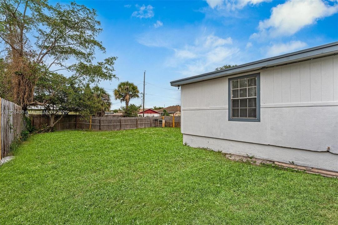 Под контрактом: $303,800 (3 спален, 1 ванн, 1008 Квадратных фут)