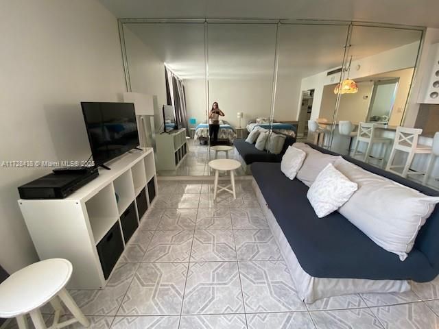 Active With Contract: $265,000 (0 beds, 1 baths, 545 Square Feet)