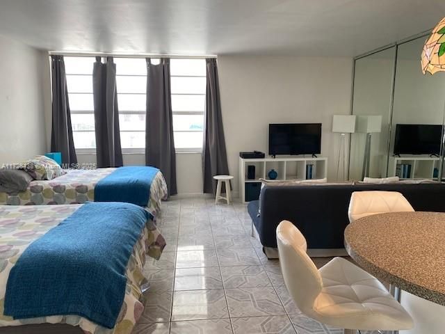 Active With Contract: $265,000 (0 beds, 1 baths, 545 Square Feet)