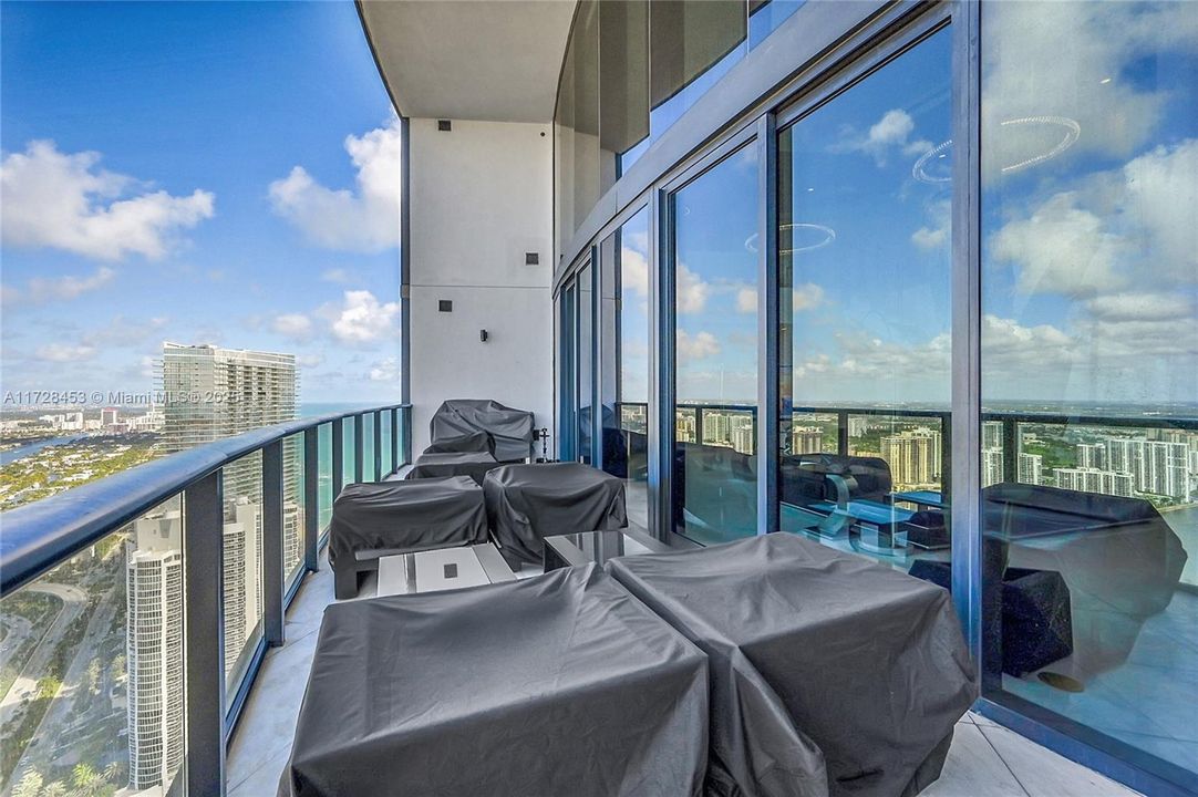 Active With Contract: $4,500,000 (3 beds, 4 baths, 3130 Square Feet)