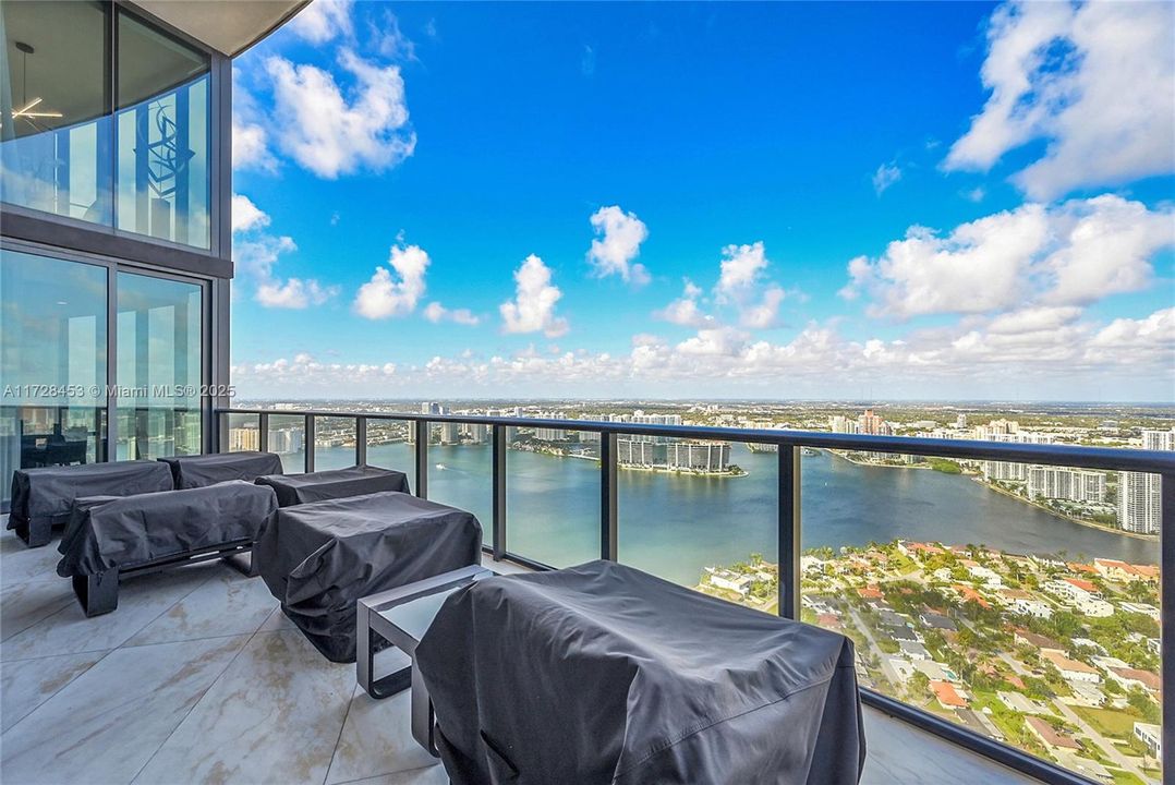 Active With Contract: $4,500,000 (3 beds, 4 baths, 3130 Square Feet)