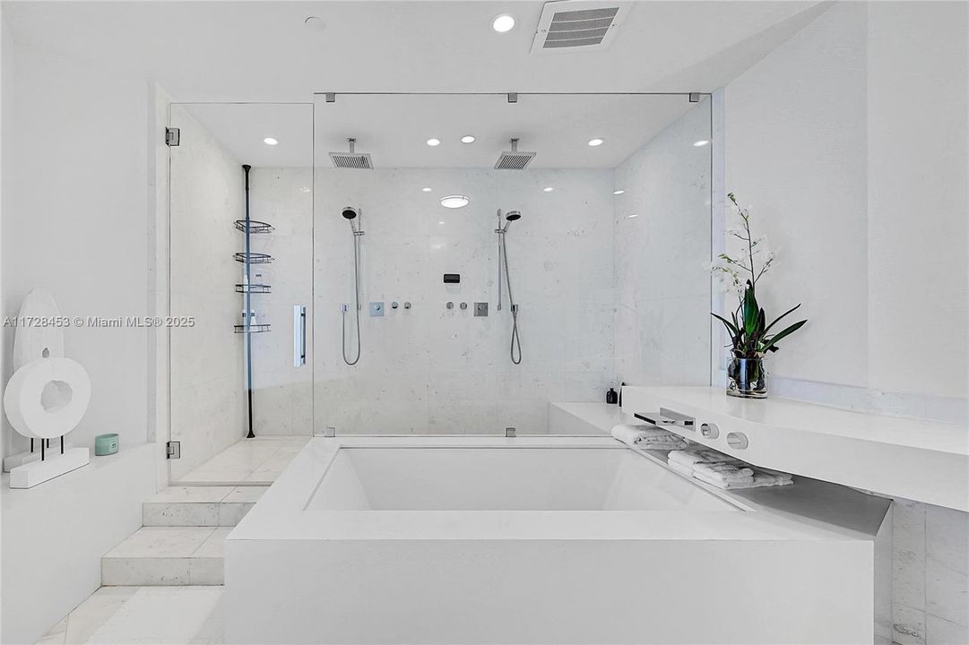 Active With Contract: $4,500,000 (3 beds, 4 baths, 3130 Square Feet)