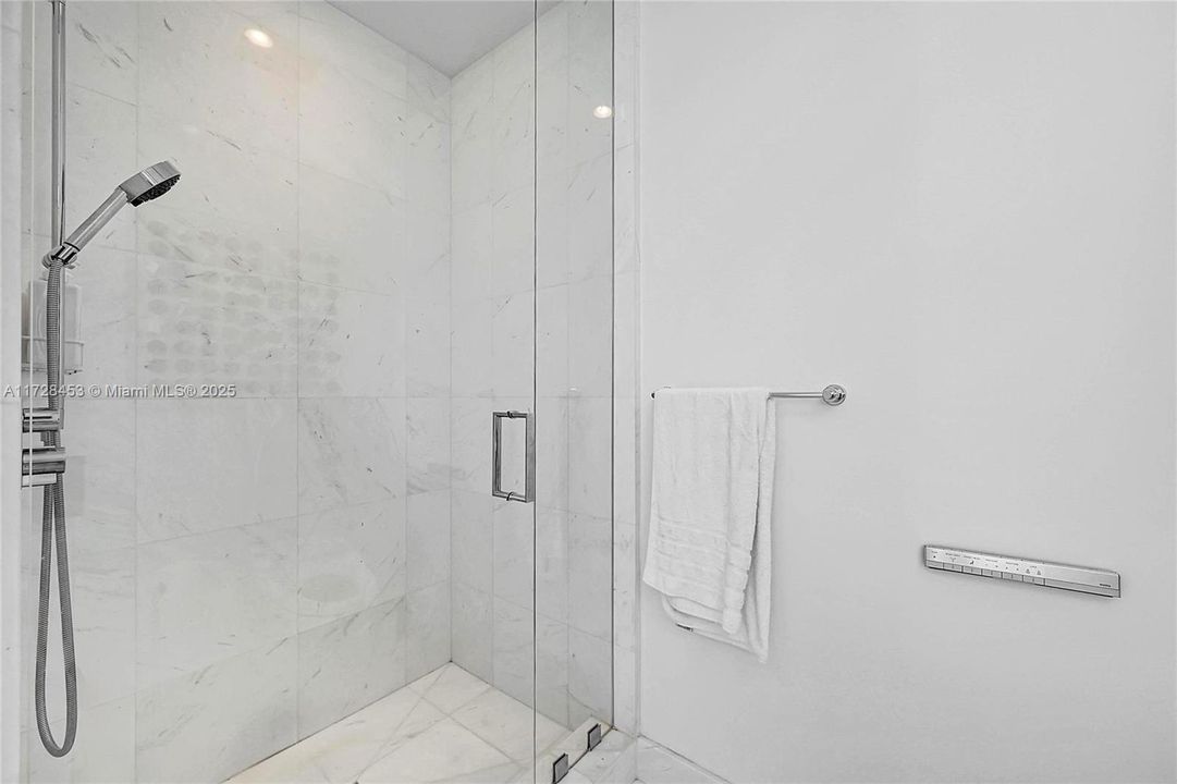 Active With Contract: $4,500,000 (3 beds, 4 baths, 3130 Square Feet)