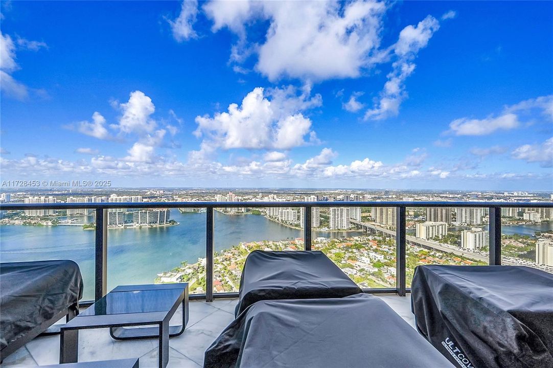 Active With Contract: $4,500,000 (3 beds, 4 baths, 3130 Square Feet)