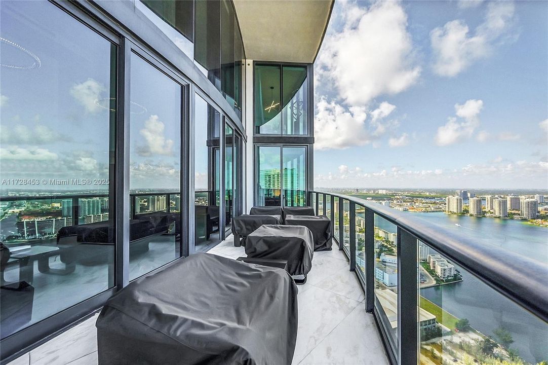 Active With Contract: $4,500,000 (3 beds, 4 baths, 3130 Square Feet)