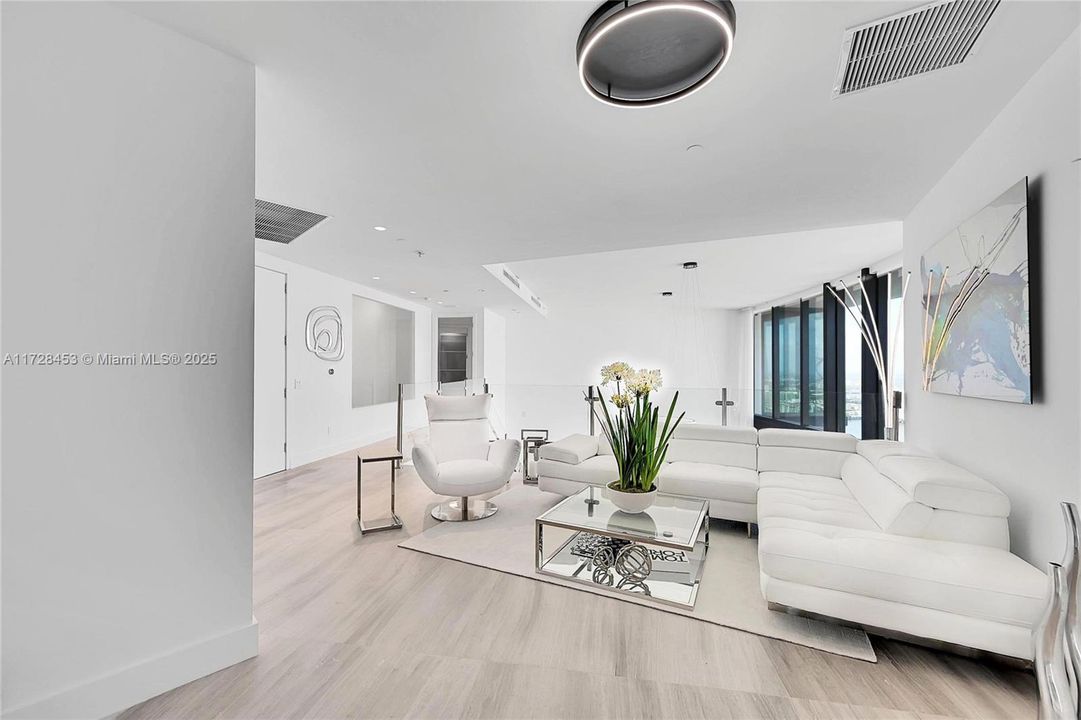 Active With Contract: $4,500,000 (3 beds, 4 baths, 3130 Square Feet)