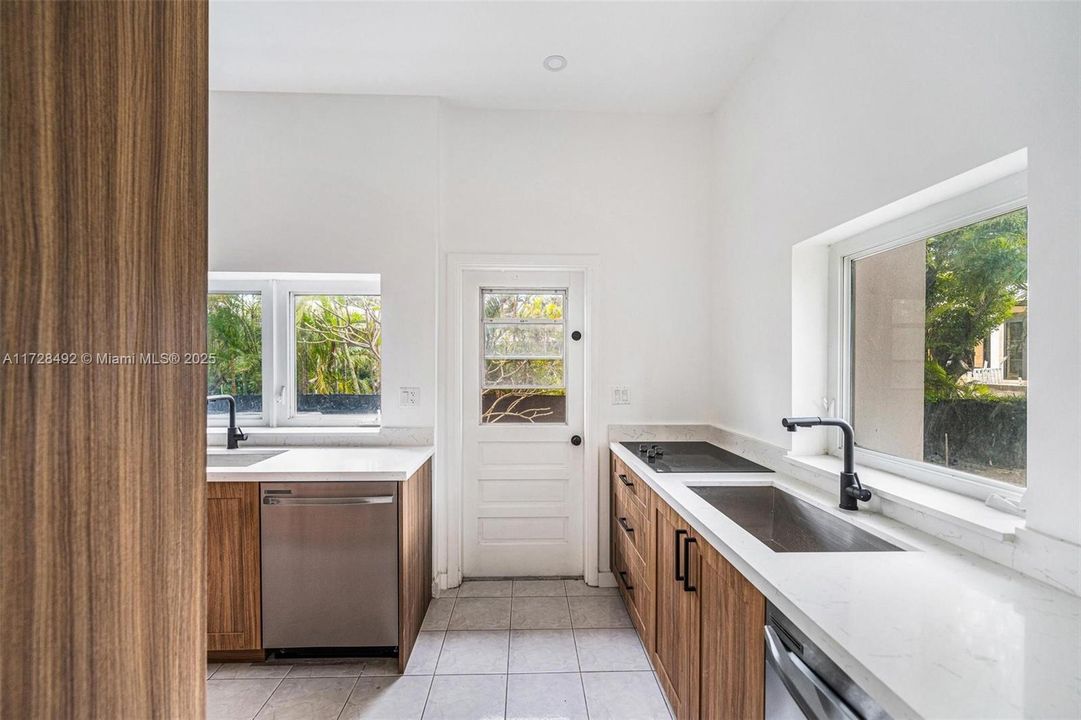 待售: $5,999,999 (4 贝兹, 3 浴室, 2424 平方英尺)