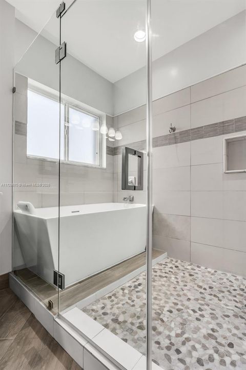 Под контрактом: $999,000 (4 спален, 3 ванн, 2452 Квадратных фут)