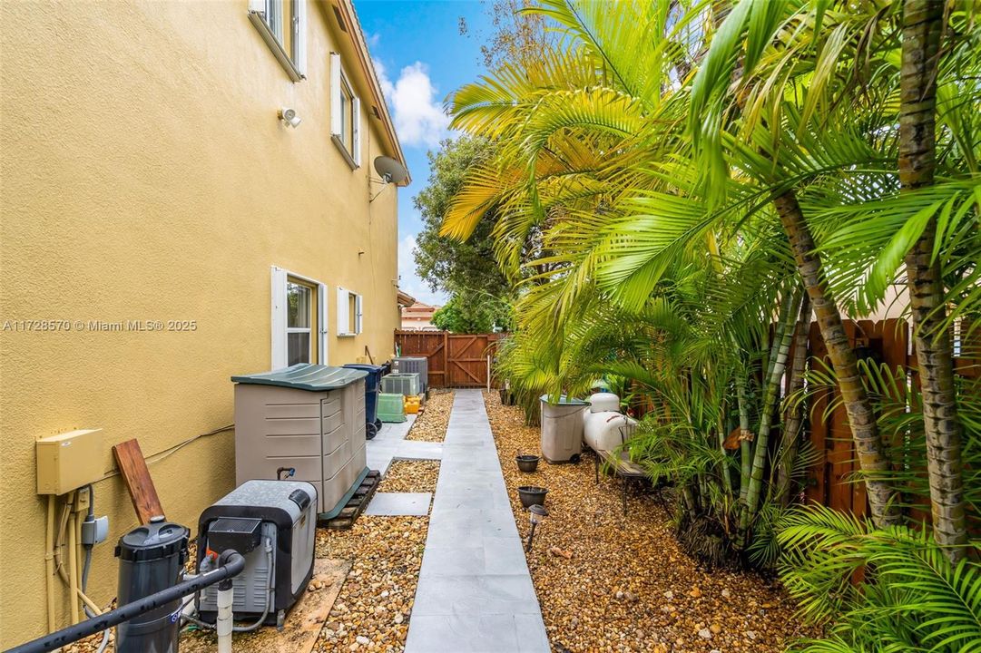 Под контрактом: $999,000 (4 спален, 3 ванн, 2452 Квадратных фут)