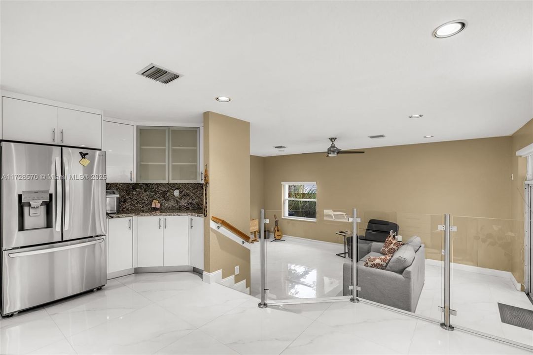 Под контрактом: $999,000 (4 спален, 3 ванн, 2452 Квадратных фут)