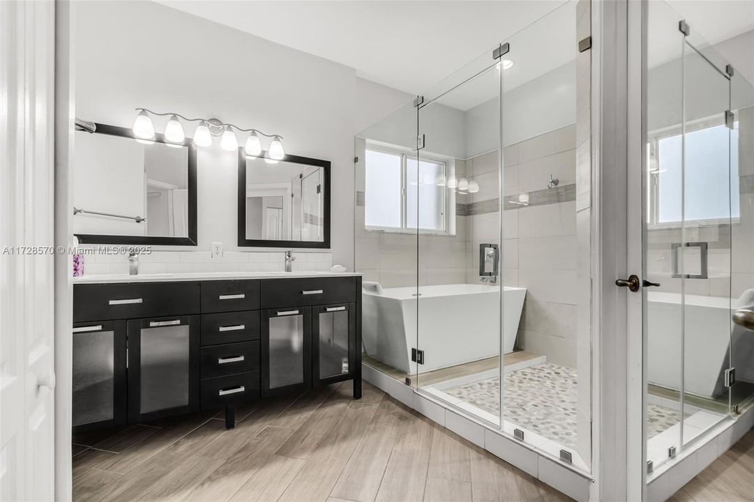 Под контрактом: $999,000 (4 спален, 3 ванн, 2452 Квадратных фут)