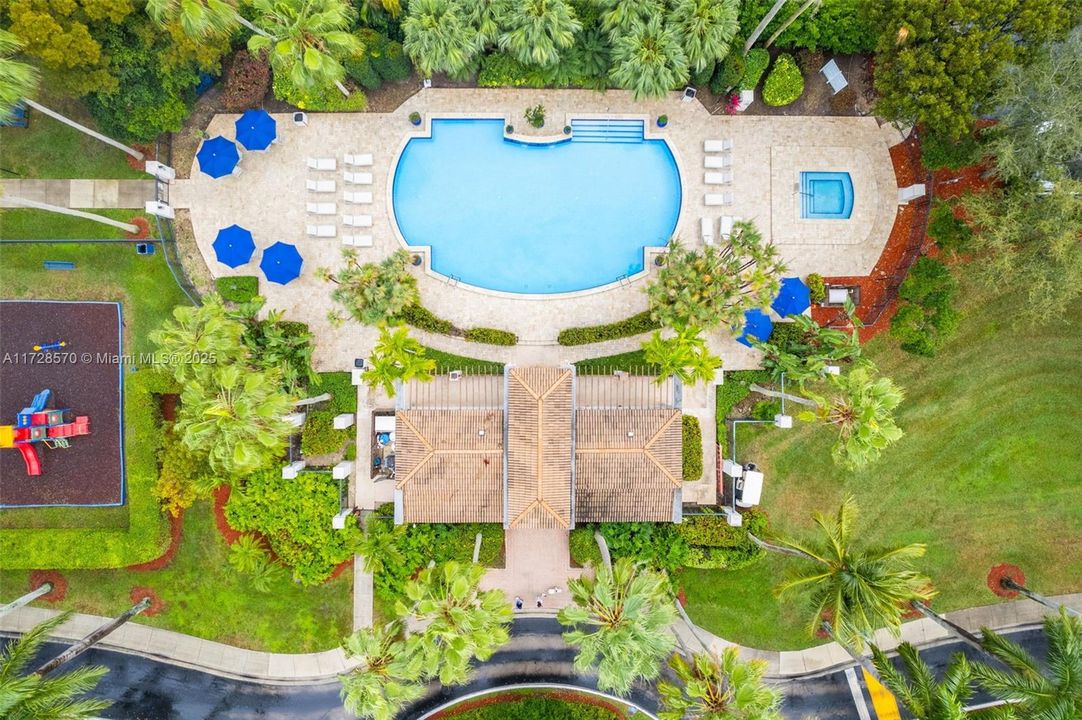 Под контрактом: $999,000 (4 спален, 3 ванн, 2452 Квадратных фут)