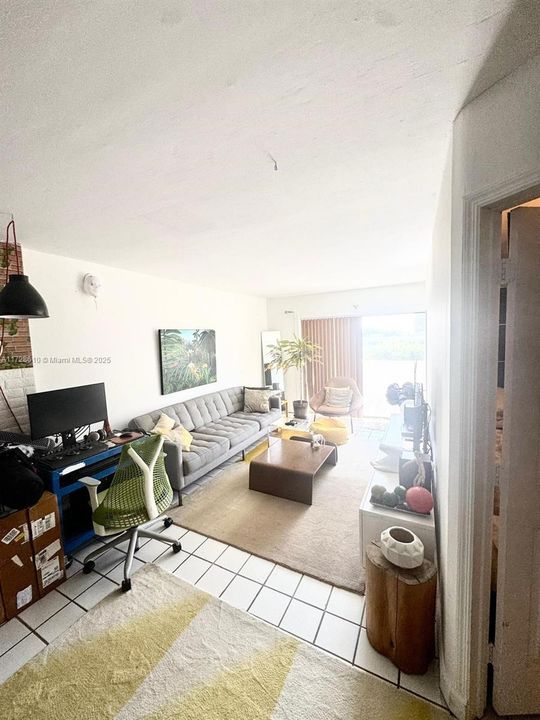 Active With Contract: $167,000 (1 beds, 1 baths, 560 Square Feet)