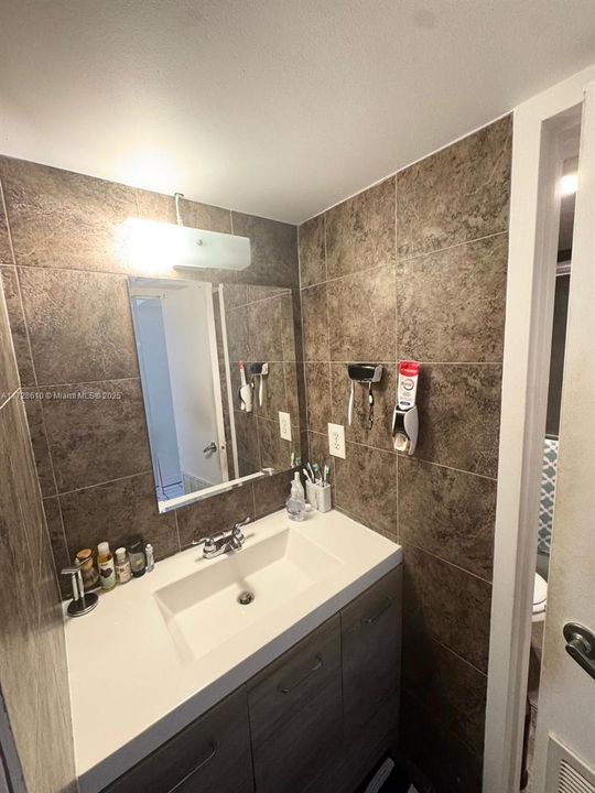 Active With Contract: $167,000 (1 beds, 1 baths, 560 Square Feet)