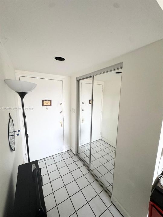 Active With Contract: $167,000 (1 beds, 1 baths, 560 Square Feet)