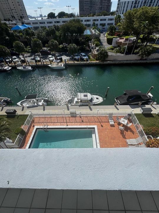 Active With Contract: $167,000 (1 beds, 1 baths, 560 Square Feet)