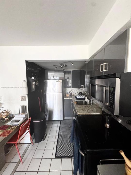 Active With Contract: $167,000 (1 beds, 1 baths, 560 Square Feet)