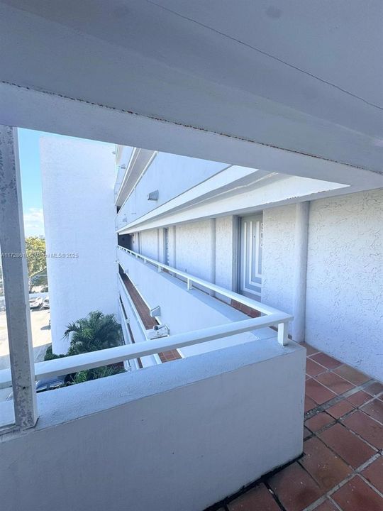 Active With Contract: $167,000 (1 beds, 1 baths, 560 Square Feet)