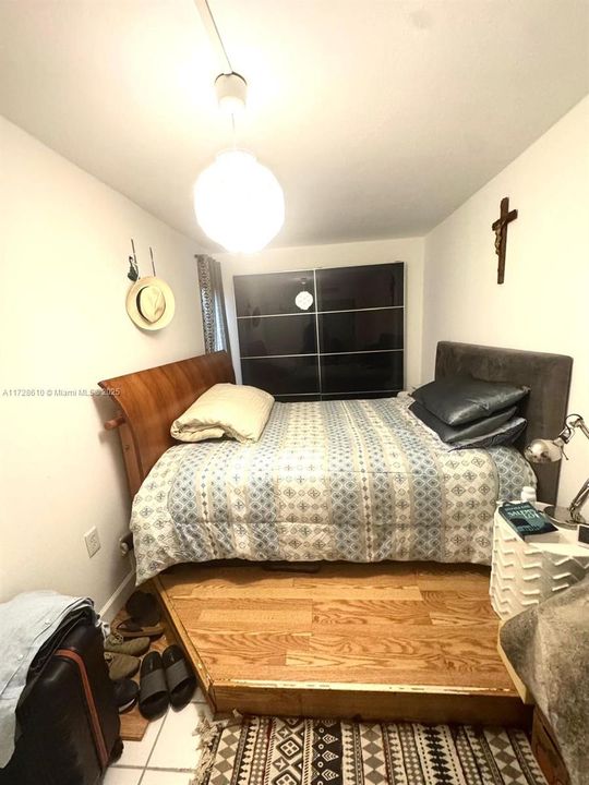 Active With Contract: $167,000 (1 beds, 1 baths, 560 Square Feet)