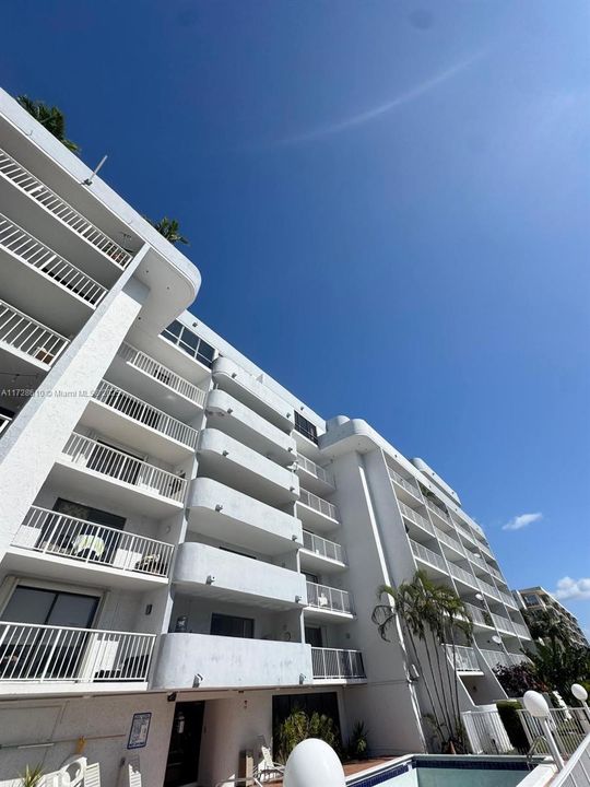 Active With Contract: $167,000 (1 beds, 1 baths, 560 Square Feet)