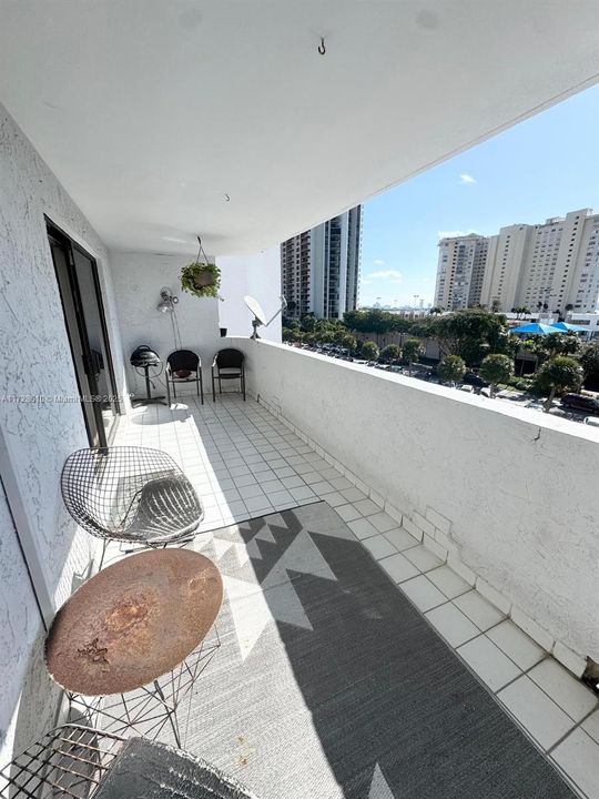 Active With Contract: $167,000 (1 beds, 1 baths, 560 Square Feet)
