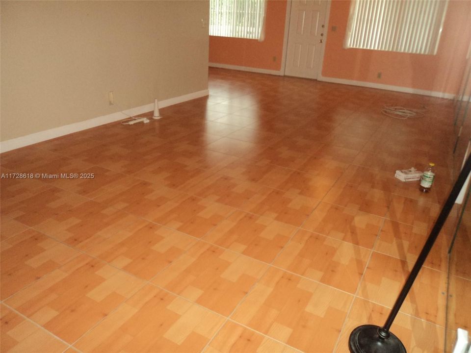 Very Big Living Room 31 x 13 FT--All Tyle NO wood-Property shows larger than tax rolls