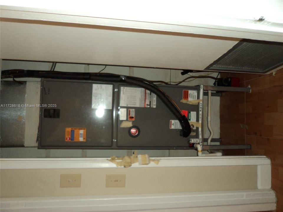 A/C  Powerful 3.5 Ton system--Cools very well