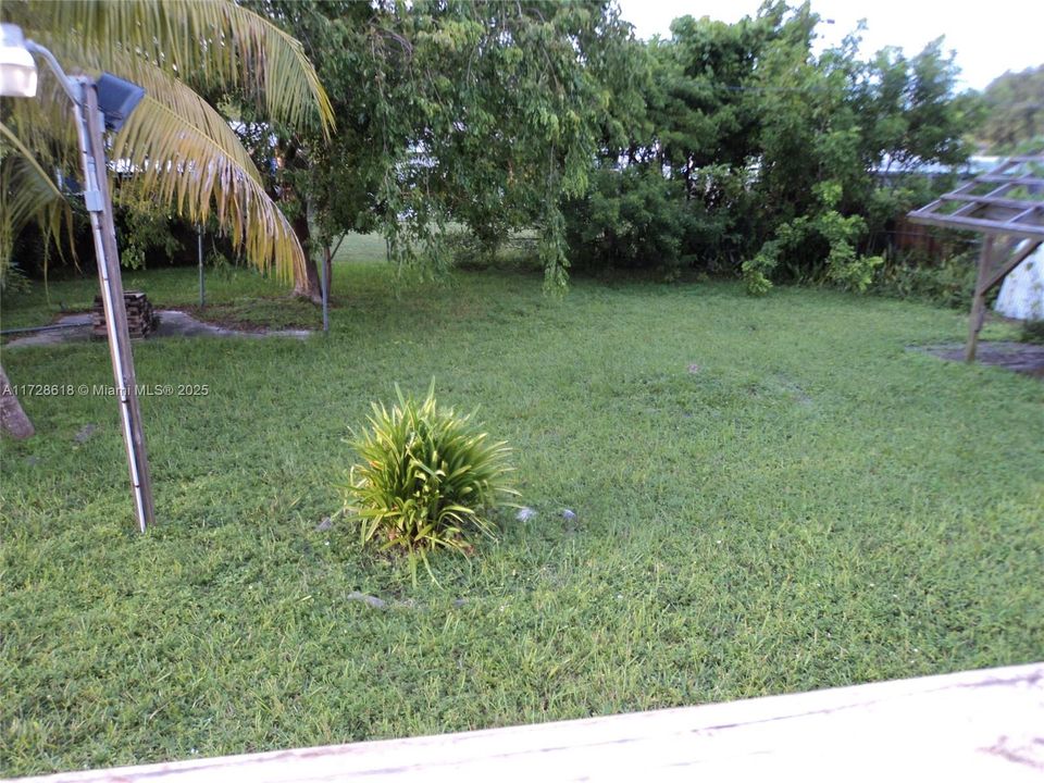 Huge Backyard, very Well Lite at Night