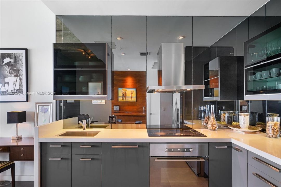 For Sale: $820,000 (1 beds, 2 baths, 930 Square Feet)