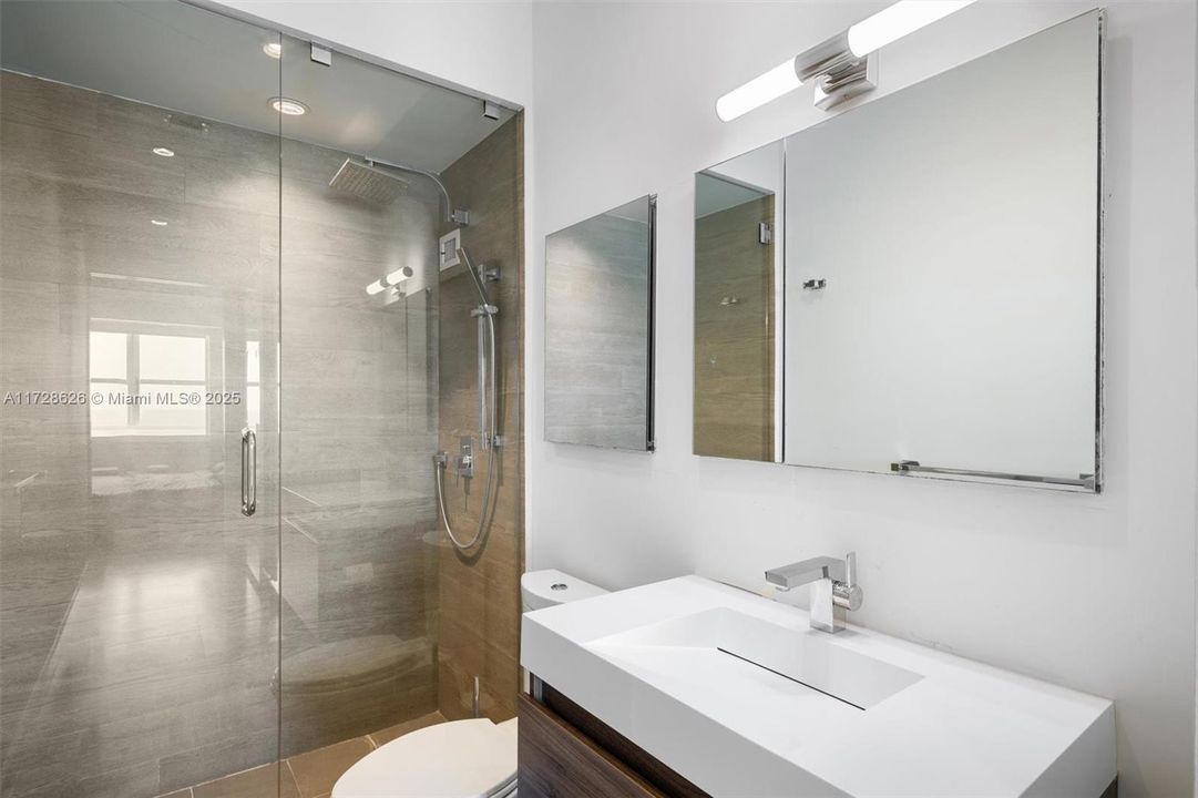 For Sale: $820,000 (1 beds, 2 baths, 930 Square Feet)