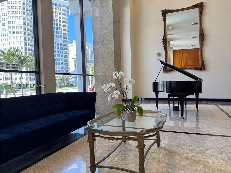 For Sale: $820,000 (1 beds, 2 baths, 930 Square Feet)