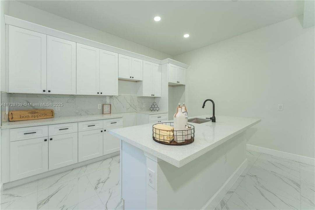 最近售出: $369,000 (4 贝兹, 2 浴室, 1842 平方英尺)