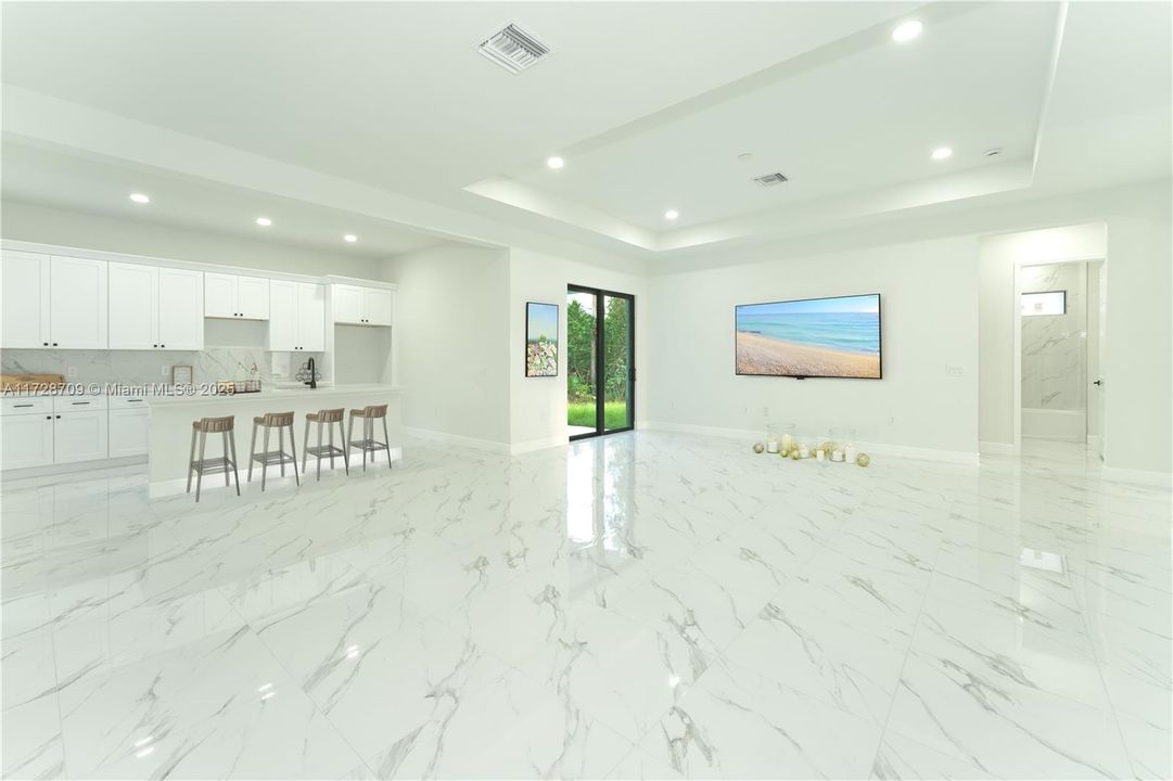 最近售出: $369,000 (4 贝兹, 2 浴室, 1842 平方英尺)