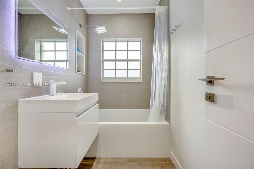 Recently Sold: $1,399,000 (2 beds, 2 baths, 1375 Square Feet)