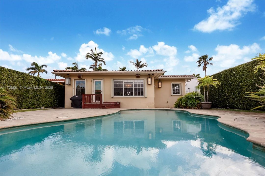 Recently Sold: $1,399,000 (2 beds, 2 baths, 1375 Square Feet)