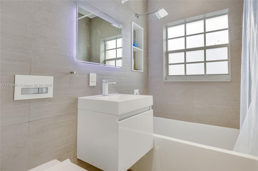 Recently Sold: $1,399,000 (2 beds, 2 baths, 1375 Square Feet)