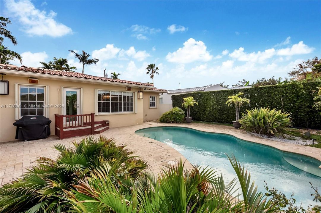 Recently Sold: $1,399,000 (2 beds, 2 baths, 1375 Square Feet)