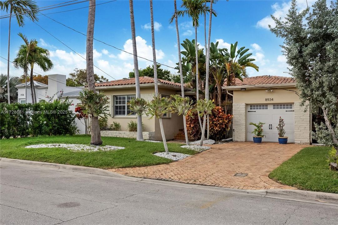 Recently Sold: $1,399,000 (2 beds, 2 baths, 1375 Square Feet)