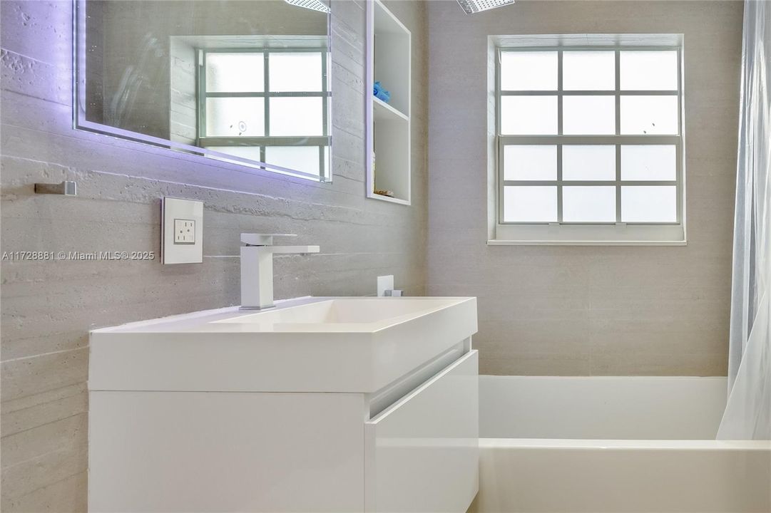 Recently Sold: $1,399,000 (2 beds, 2 baths, 1375 Square Feet)