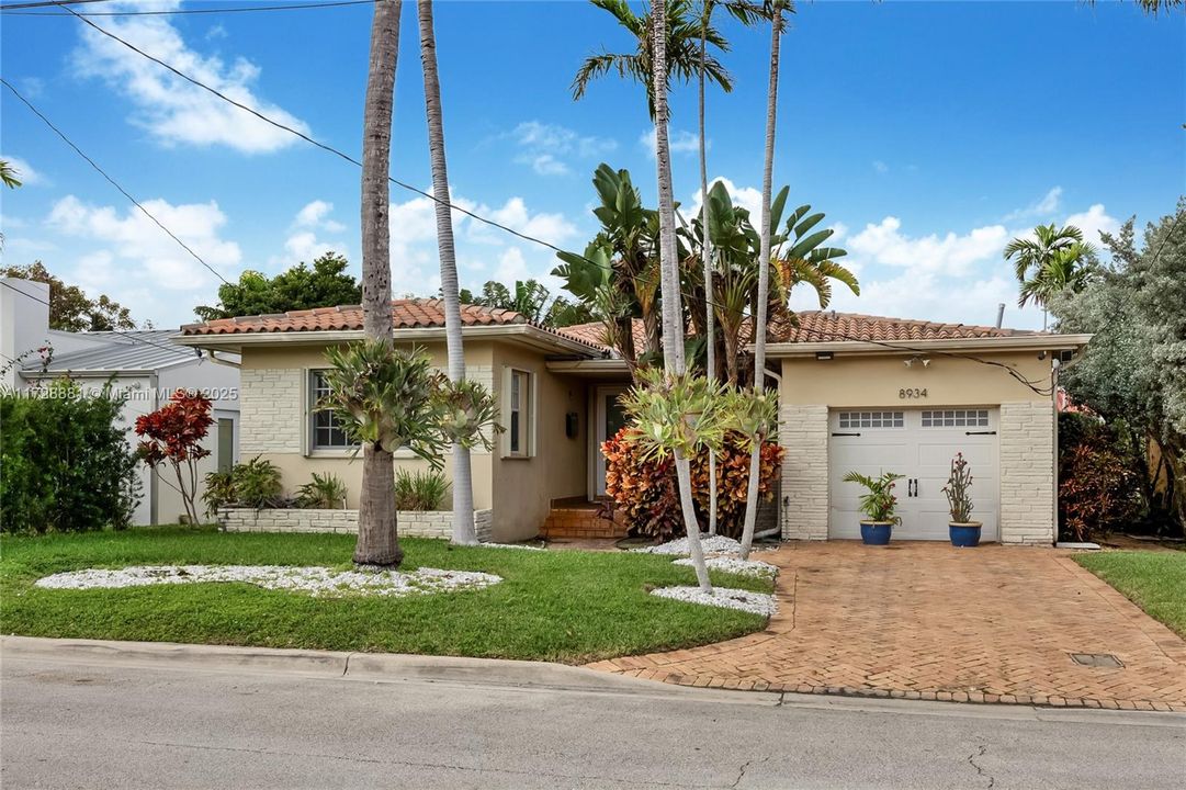 Recently Sold: $1,399,000 (2 beds, 2 baths, 1375 Square Feet)