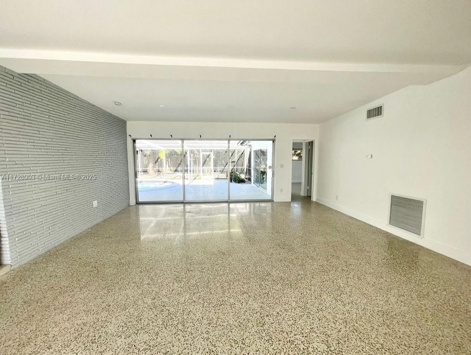 最近售出: $1,150,000 (3 贝兹, 3 浴室, 2084 平方英尺)