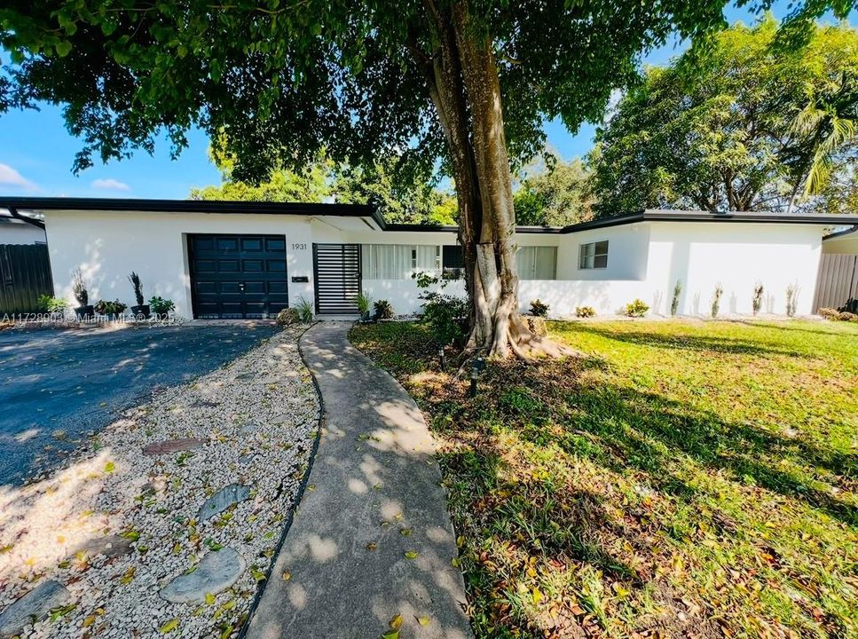 最近售出: $1,150,000 (3 贝兹, 3 浴室, 2084 平方英尺)