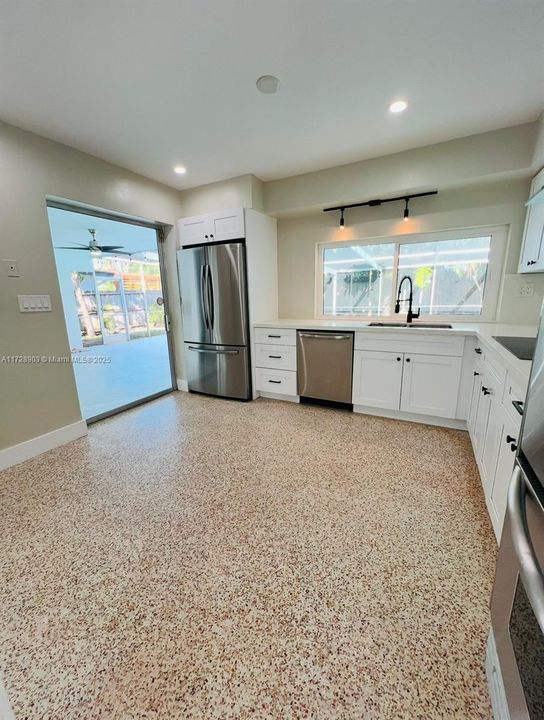 最近售出: $1,150,000 (3 贝兹, 3 浴室, 2084 平方英尺)