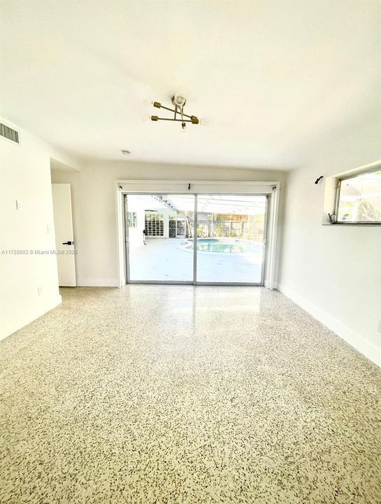 最近售出: $1,150,000 (3 贝兹, 3 浴室, 2084 平方英尺)