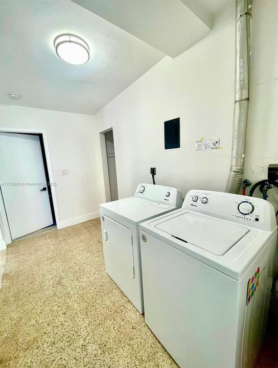 最近售出: $1,150,000 (3 贝兹, 3 浴室, 2084 平方英尺)