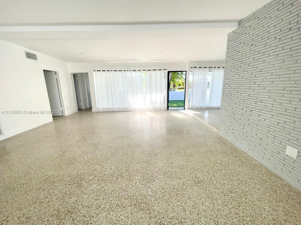 最近售出: $1,150,000 (3 贝兹, 3 浴室, 2084 平方英尺)