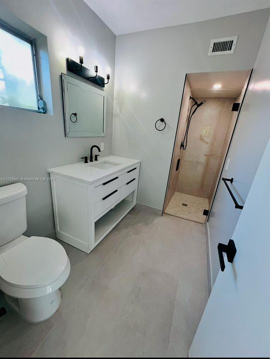 最近售出: $1,150,000 (3 贝兹, 3 浴室, 2084 平方英尺)