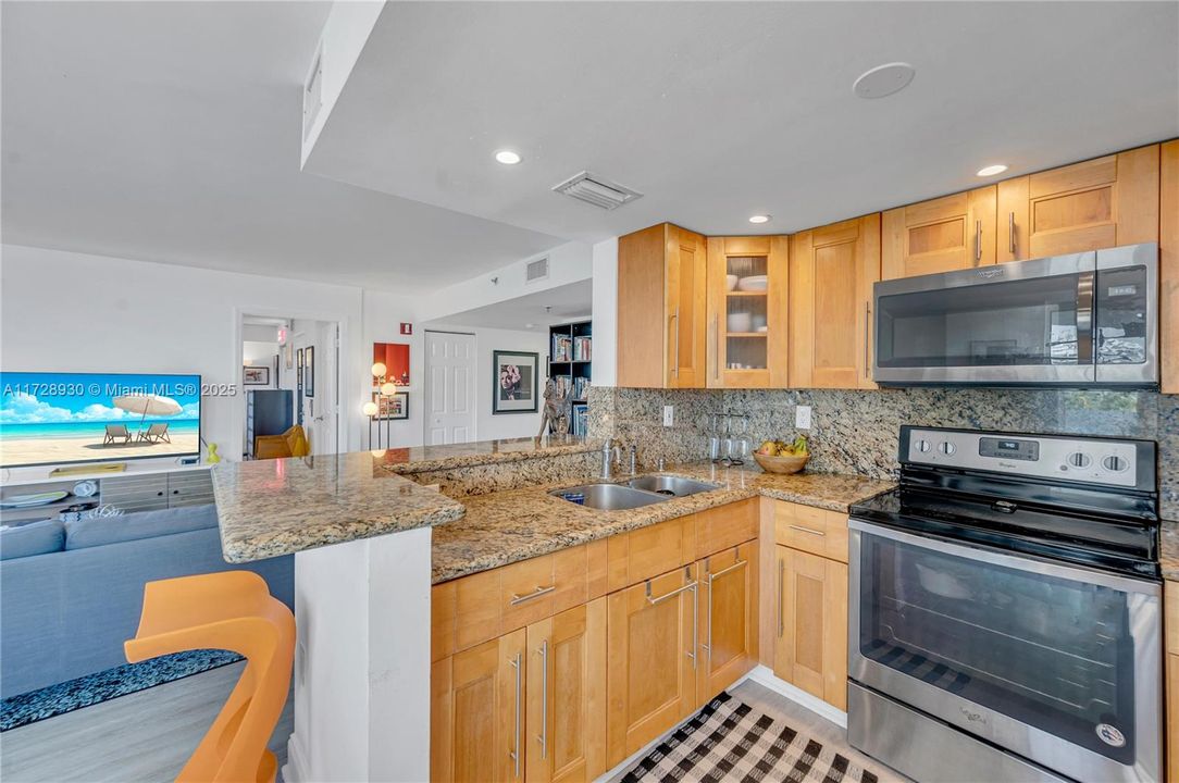 Recently Sold: $595,000 (2 beds, 2 baths, 950 Square Feet)