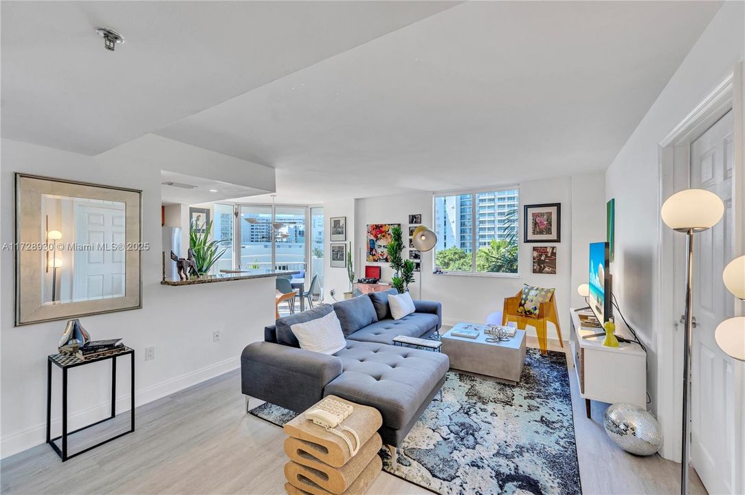 Recently Sold: $595,000 (2 beds, 2 baths, 950 Square Feet)